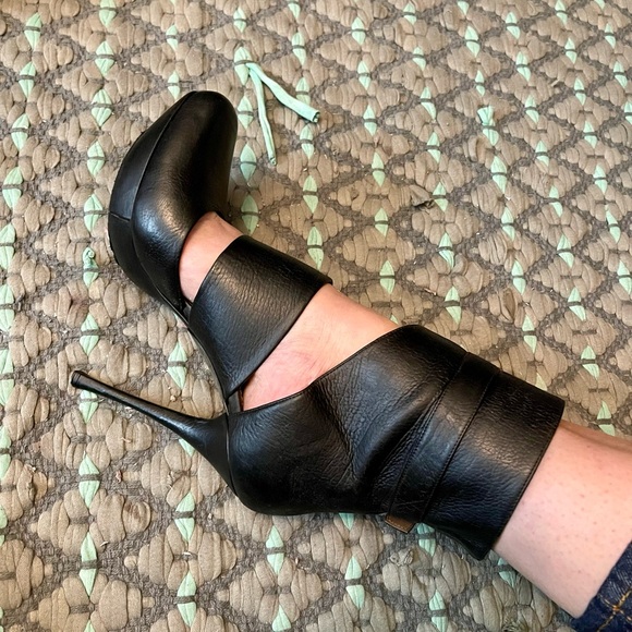 Lanvin Black High Heel pump with Straps size 40 (runway 2010 Hive) - Picture 3 of 9